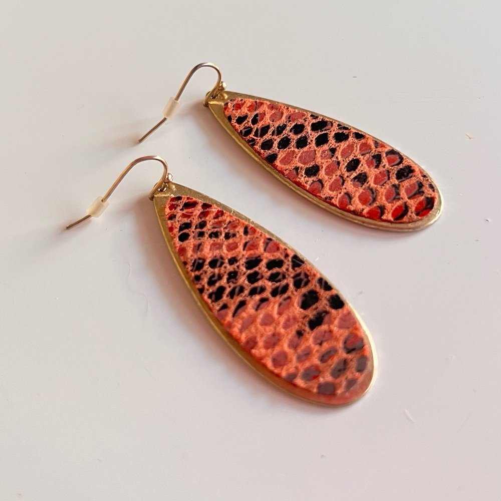 Coral Peach & Gold Brass Snakeskin Print Teardrop Dangle Statement Earrings NWT
